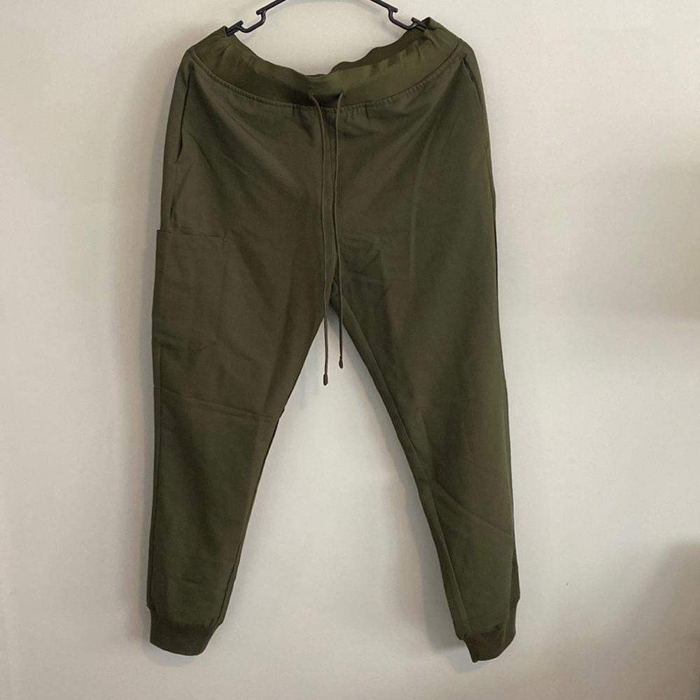 Mandala Scrubs high waisted jogger pants size M. Olive green. NWOT